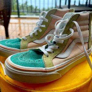 Let your little kid dream in pastel in the Vans SK8 Hi Zip Pastel.